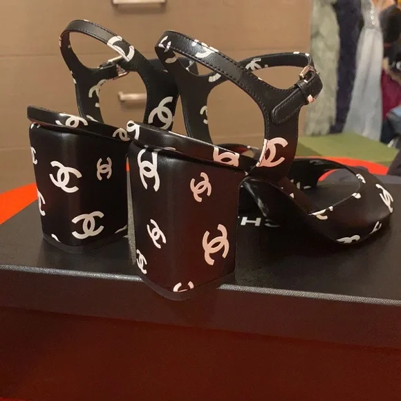 Chanel - Picture 3 of 16